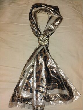 Metallic Leopard Print Fashion Scarf with Decorative Brooch